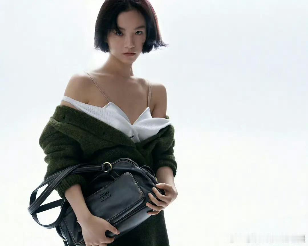 李庚希、赵露思品牌物料，谁的时尚感更好​​​