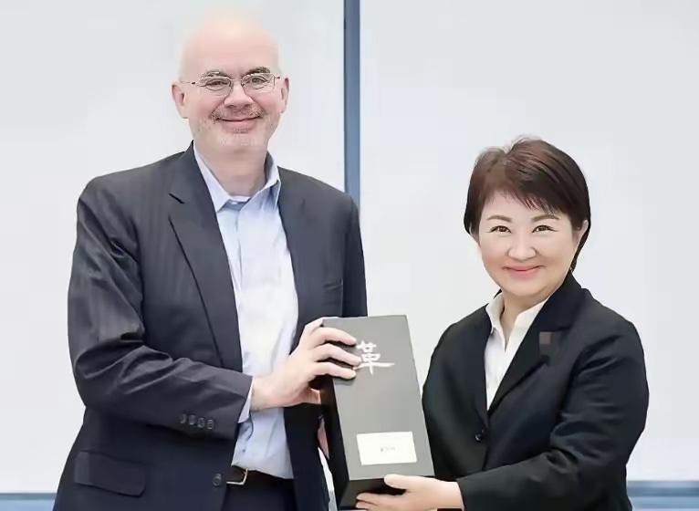国台办7月8日刚把谷立言骂成"岛内太上皇"，列了七条罪状甩四个"停止"，同一天卢