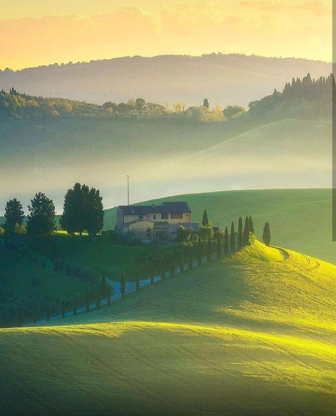 闯进托斯卡纳的油画世界里，晨雾、暖阳都为这片起伏的绿毯镀上了一层温柔的滤镜。沿着