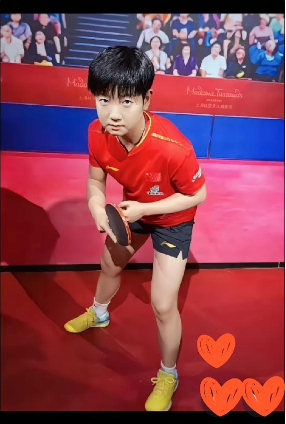 7月13日，孙颖莎的首尊蜡像入驻上海杜莎夫人蜡像馆。揭幕仪式十分热闹，现场还设