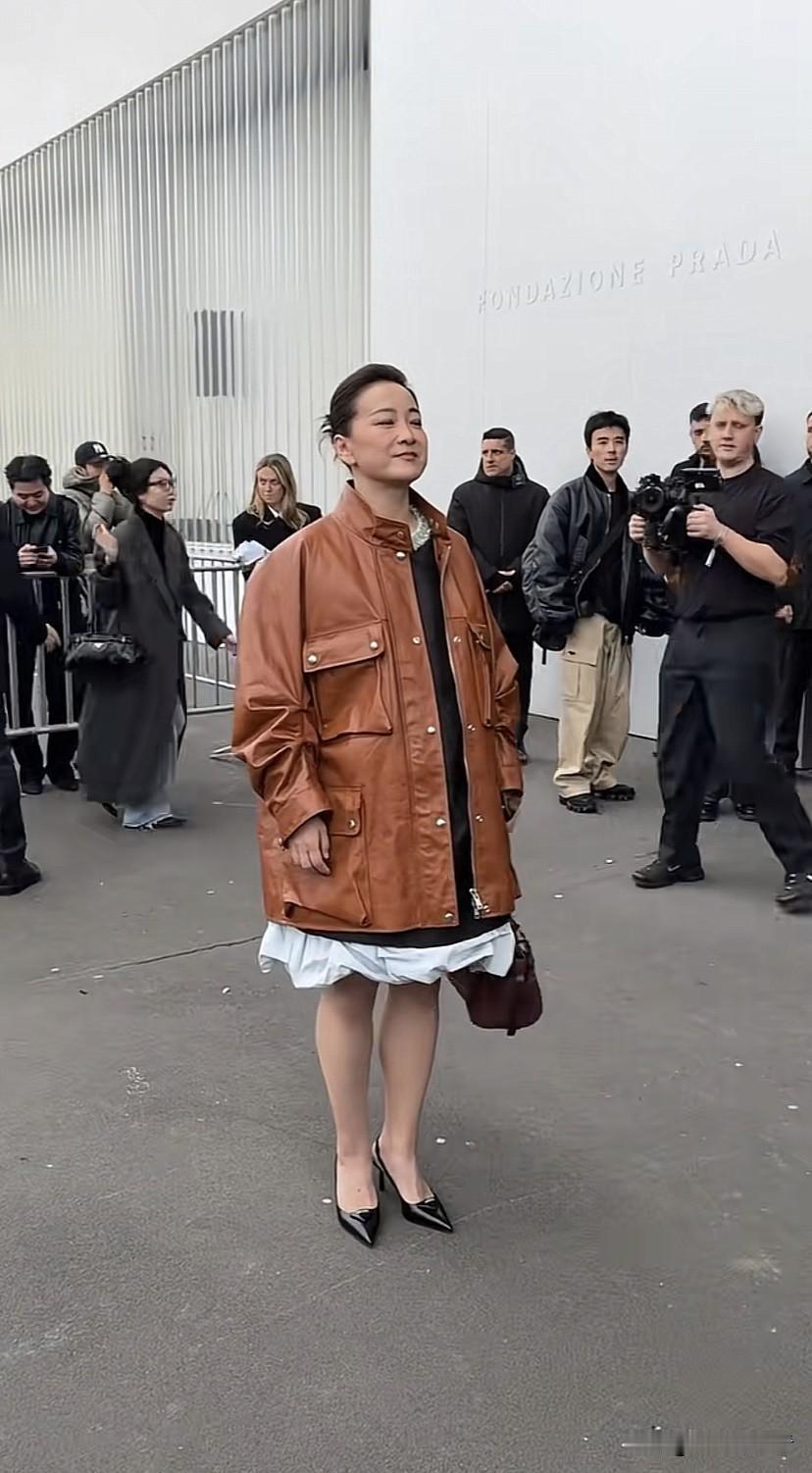 贾玲在米兰时装周生图曝光，整个人气质真的不一样了，变成知性女人，头发盘起，内穿黑