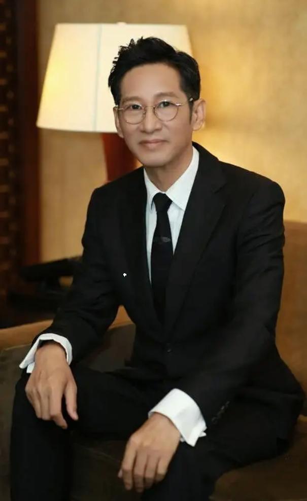 演员王劲松icon，今年五十八，无儿无女，没有结过婚。有记者问他，不想找个人共度