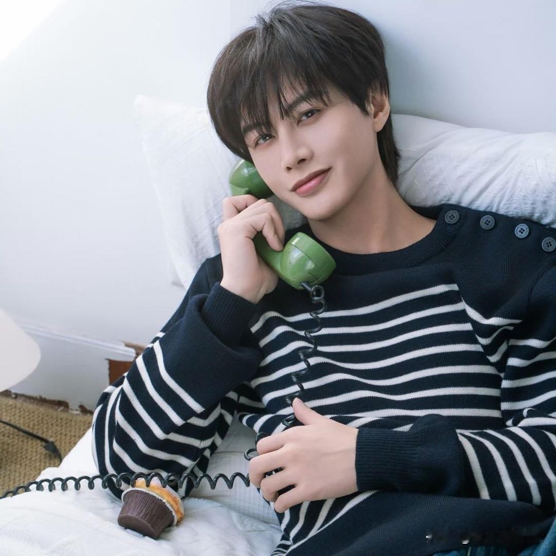 短剧顶流何健麒这瓜也太炸了！前女友手持身份证实名举报他涉毒，说同居时亲眼所见，还