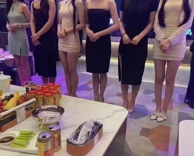 一个在夜场干了二十年的老经理，几口白酒下肚，抖了个底：那些从KTV退下来的姑娘，