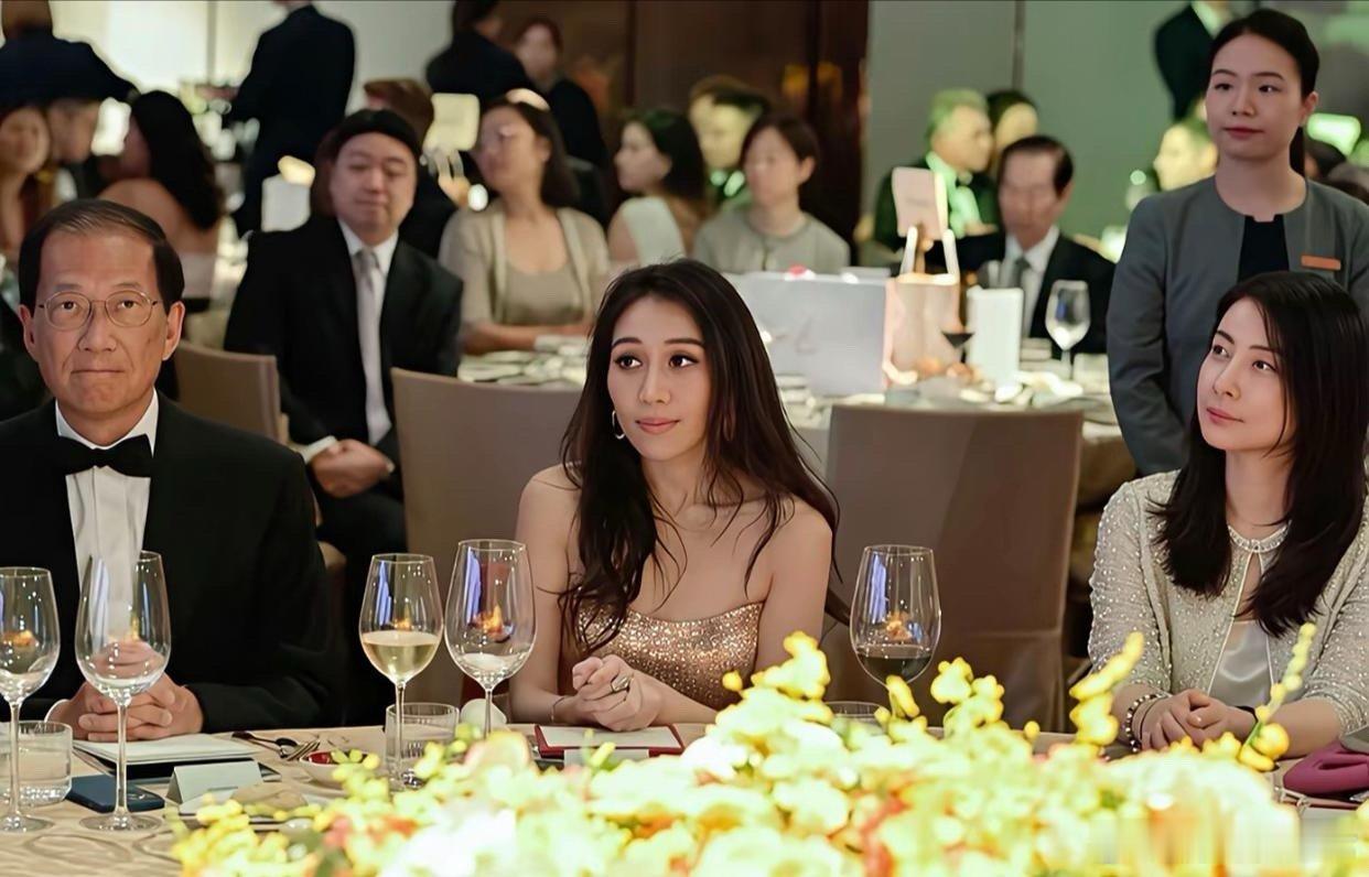 郭晶晶这个人就很神，无论在任何豪门和权势面前都可以从容淡雅，因为她在自己的领域就