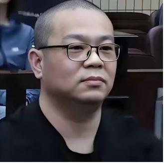 图一，是不久前因贪腐11亿被枪毙的大贪污犯白天辉，图二，是十几年前，因为拒绝透