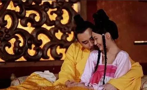 嘉靖帝喝醉了酒，召幸13岁的小宫女尚氏。玩到尽兴时，尚氏在帐子里放起了火，火光映