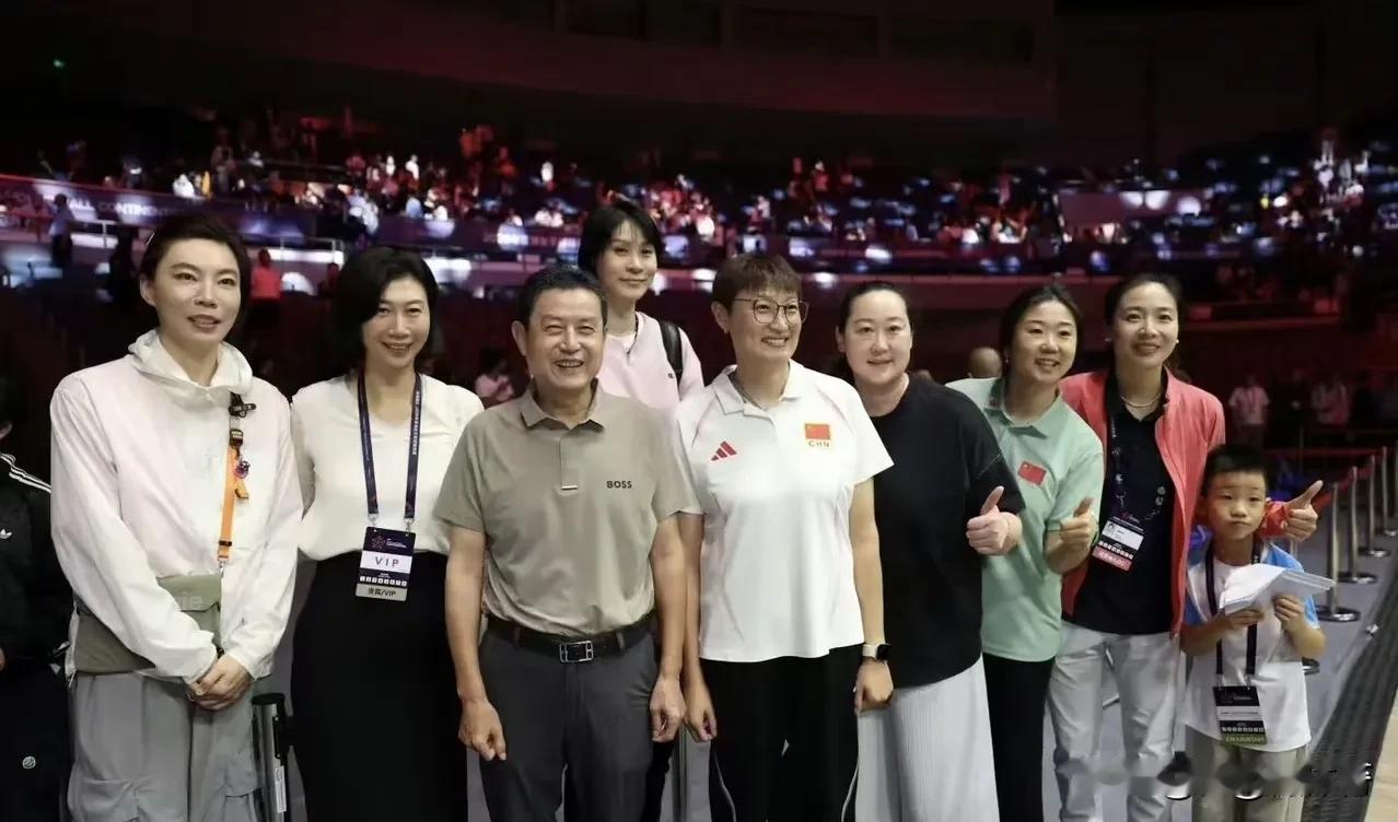 女排“黄金一代”的工作真让别的运动员羡慕，除了她是自由职业。她们中基本上都在