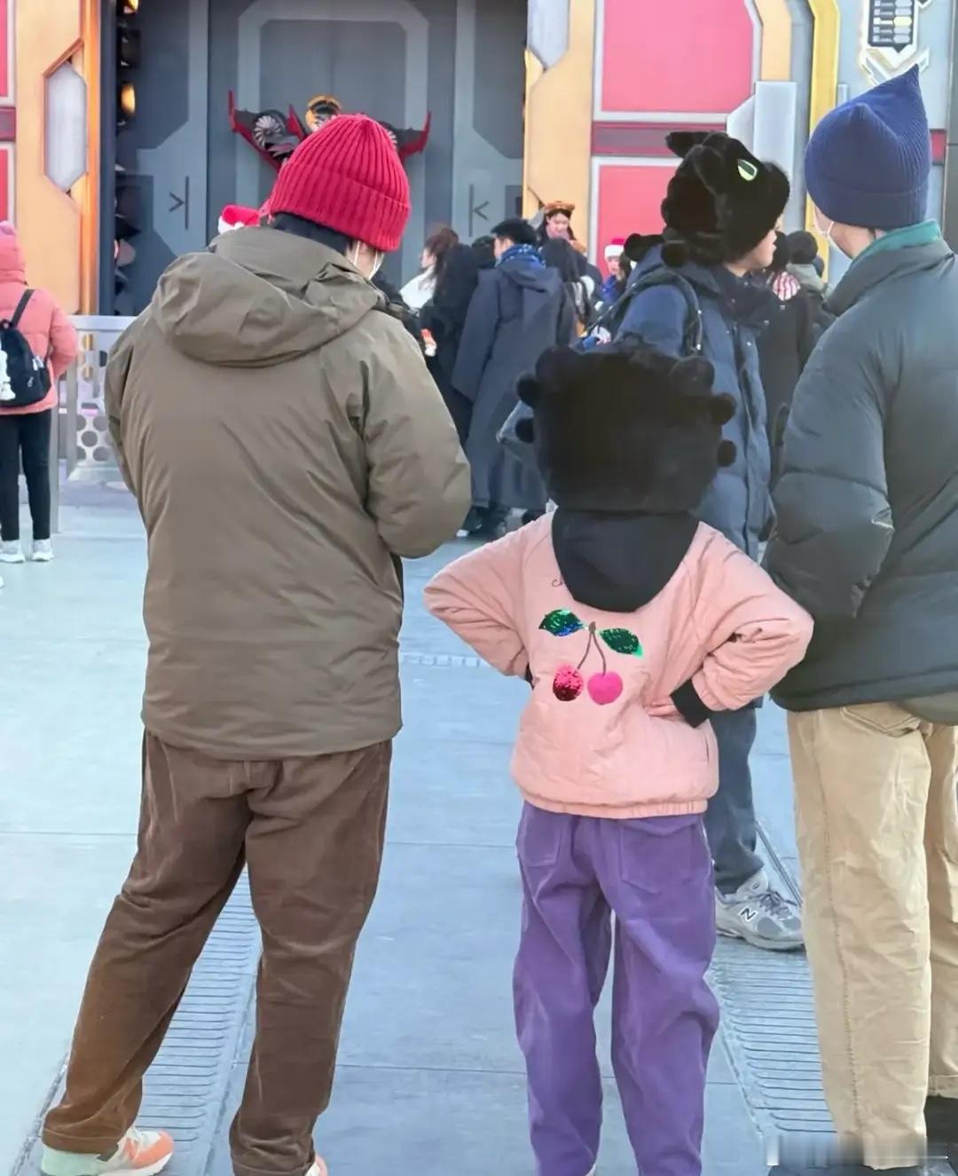 孙怡董子健女儿长这么大了大福继承了妈妈孙怡的优越身高，才8岁就已经十分高挑，都快