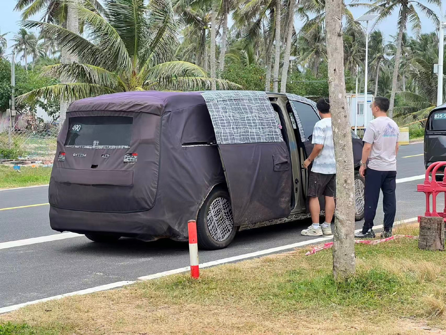 疑似#理想汽车#新车，据说不是MEGA，更不是增程MEGA~只能看出来是台MPV，看图2，我感觉比M