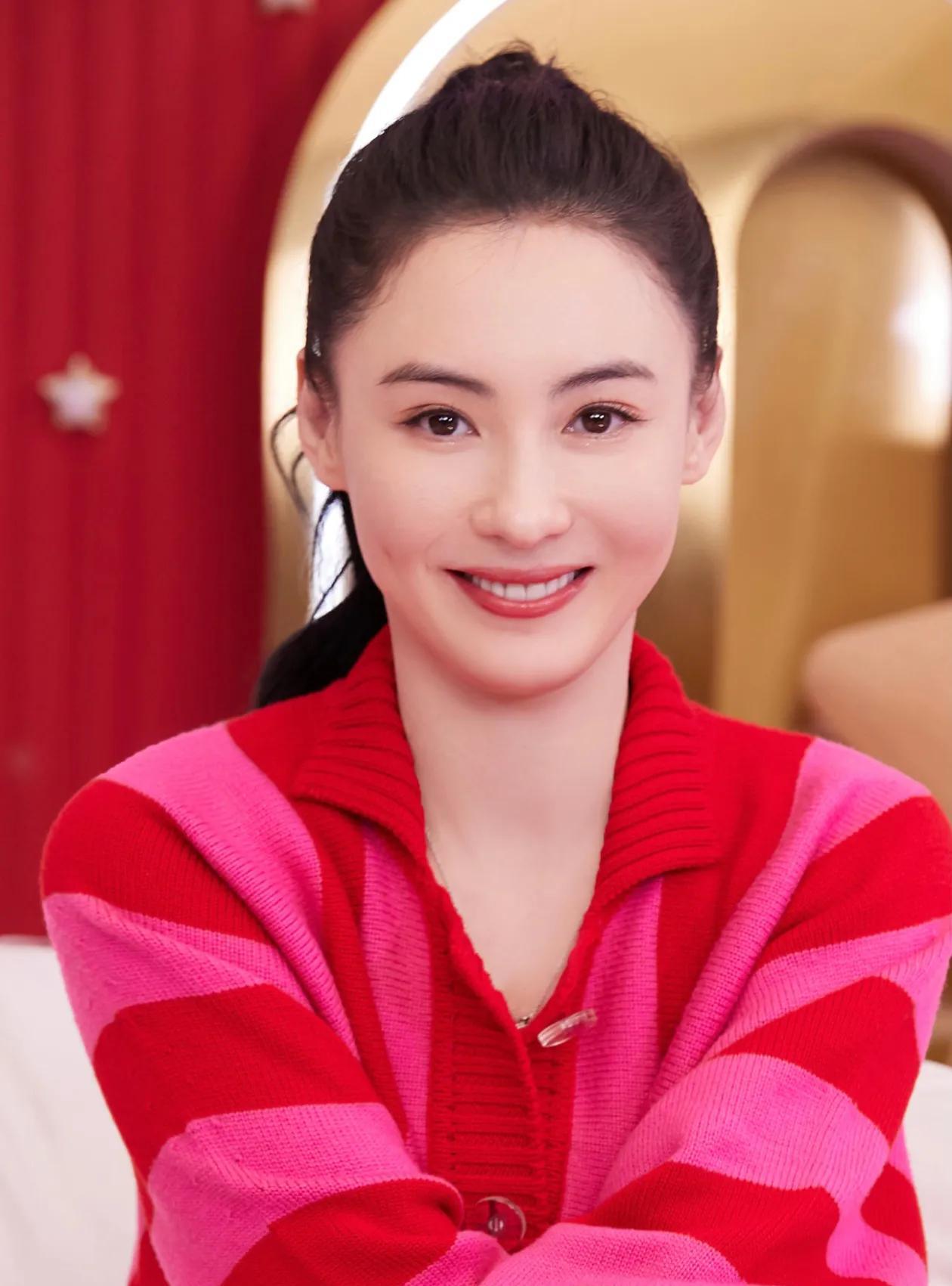 估计张柏芝做梦都会笑醒！不是因为她重现“我养你啊”登上热搜，也不是在澳门晚宴上