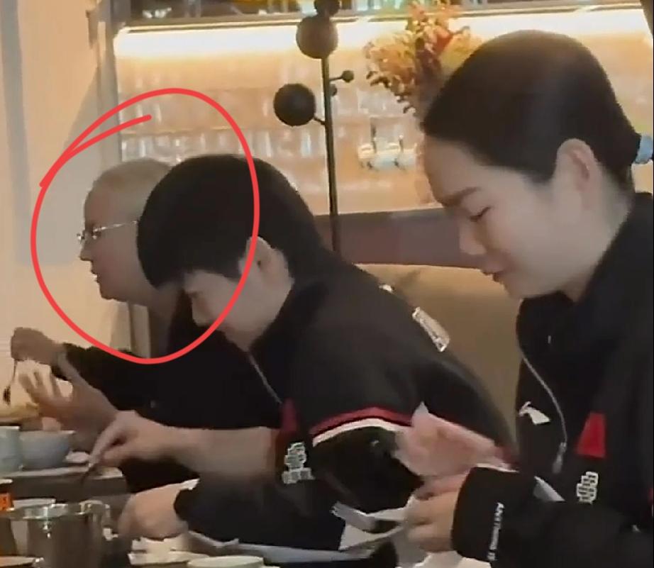 这淡定，也只有莎莎了吧。啥都没有低头干饭重要。莎莎和佳佳一起吃饭，眼尖的网友发