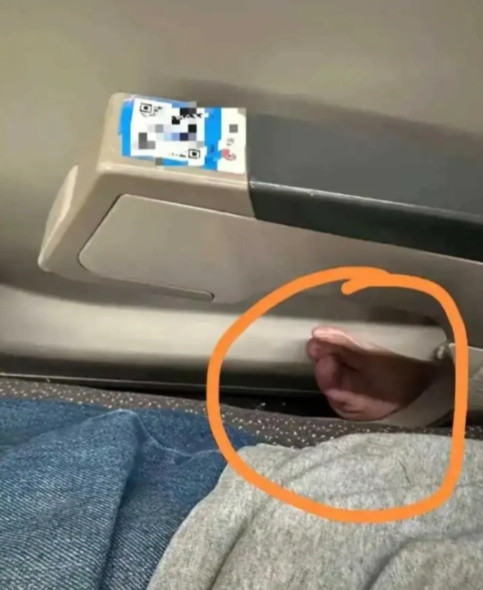 高铁上碰到这种人，又打不过他，怎么办?