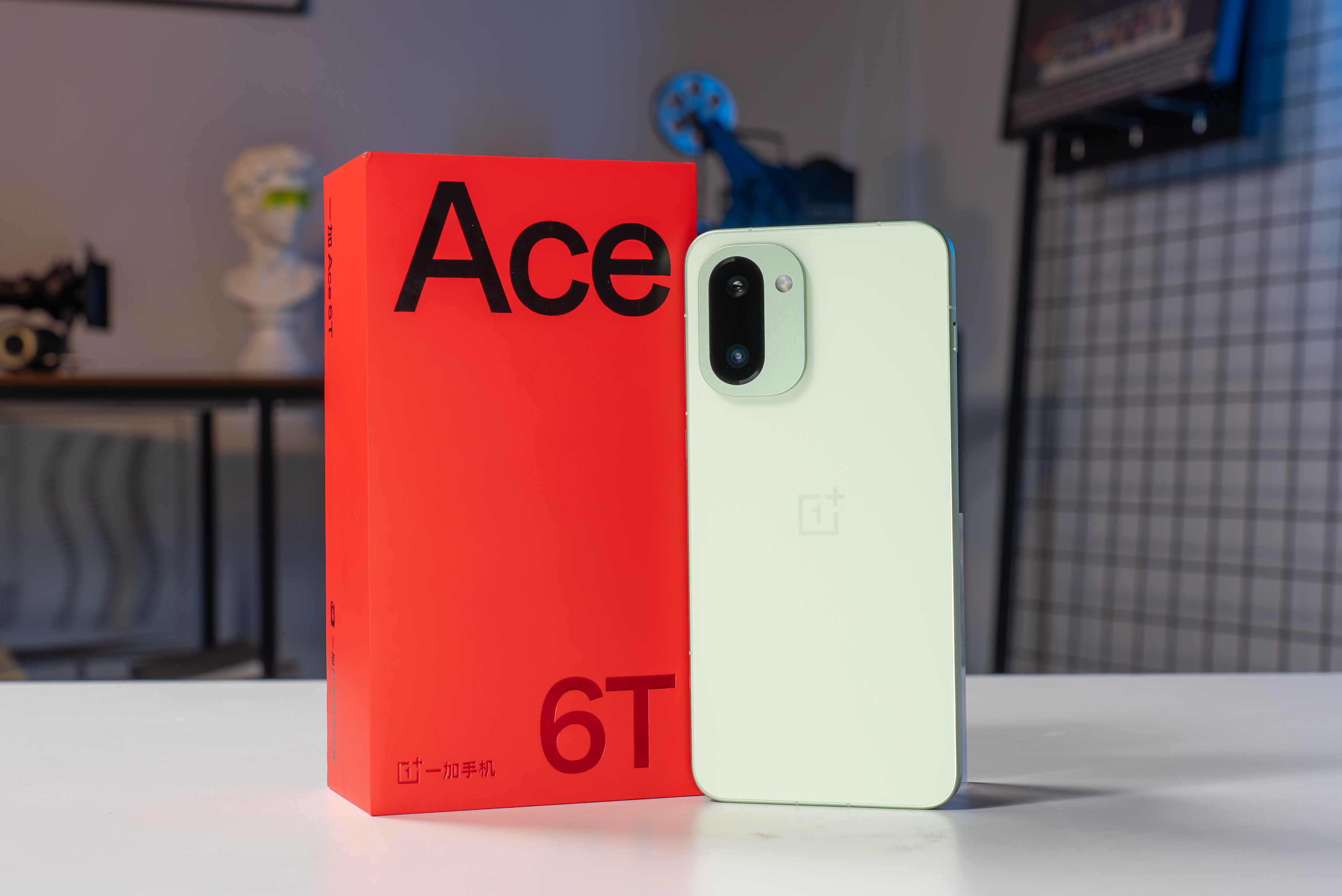 收到了一加Ace6T掠影绿的版本低饱和度的绿色超级耐看，丝绸感的玻璃背板上