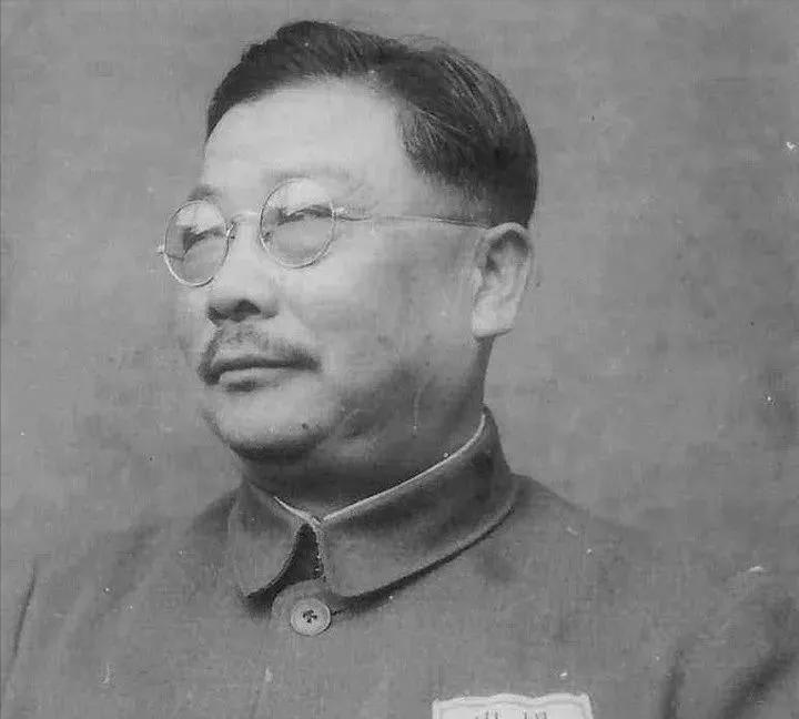 “主席，你知道美国总统每天上班后的第一件事是什么吗？”李克农坐在香山的会议室里，