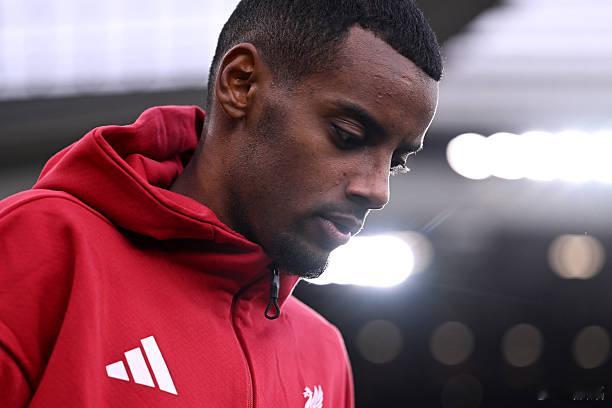 上半场利物浦确实占据优势，控球率高达72%，也有10次射门，其中3次射正。但是这