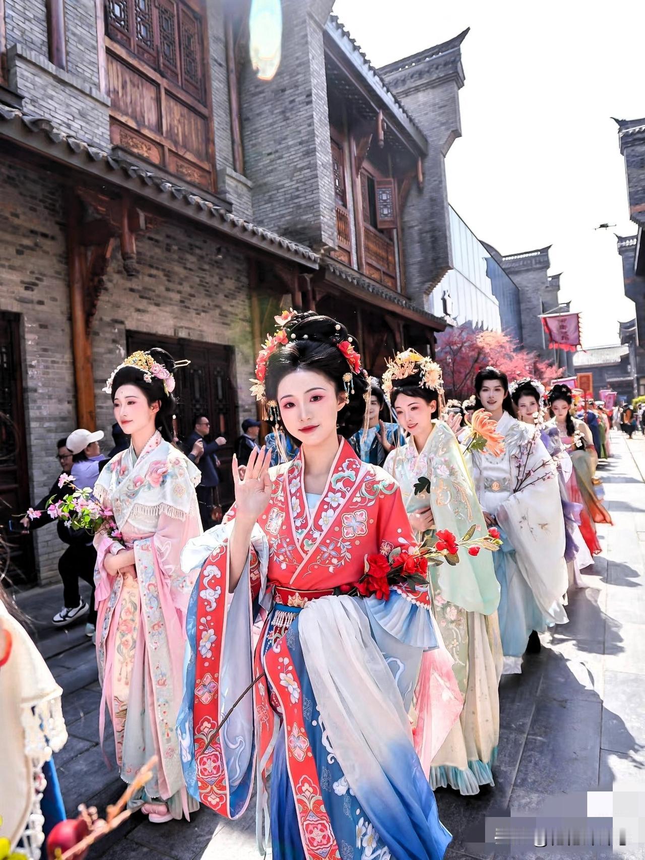 哎哟喂，这波反转绝了！我的脑袋都被整懵了！你瞧，央视曾介绍交领右衽是汉民