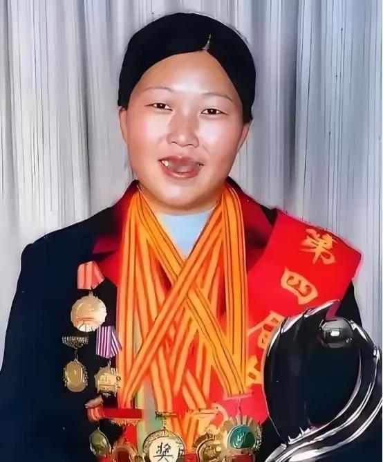 她父亲逼着19岁的她嫁给恩人的儿子，她哭闹7天，忽然放弃逃跑，终于认命，谁料，3