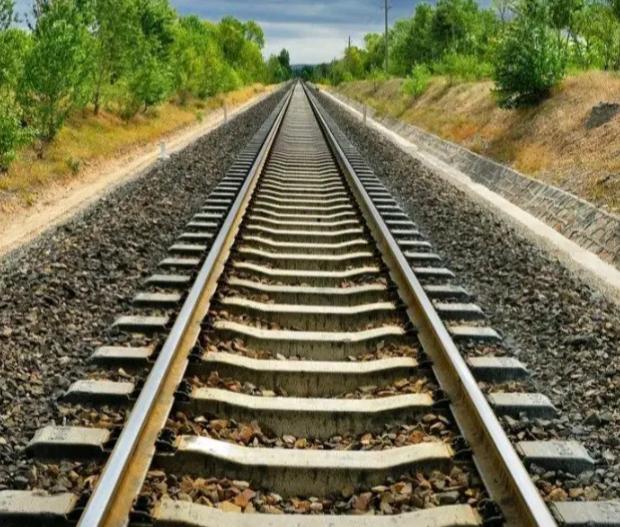 高铁钢轨数百公里没有缝，热胀冷缩咋办？不怕，中国有绝招！这背后不得不说到像绳子一