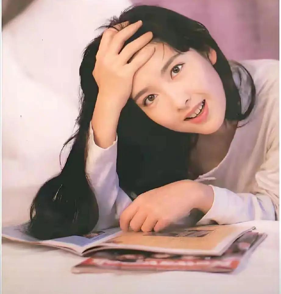 说真的，从来没觉得周慧敏的五官有多美。但是你不得不说周慧敏的整体气质确实很美，不