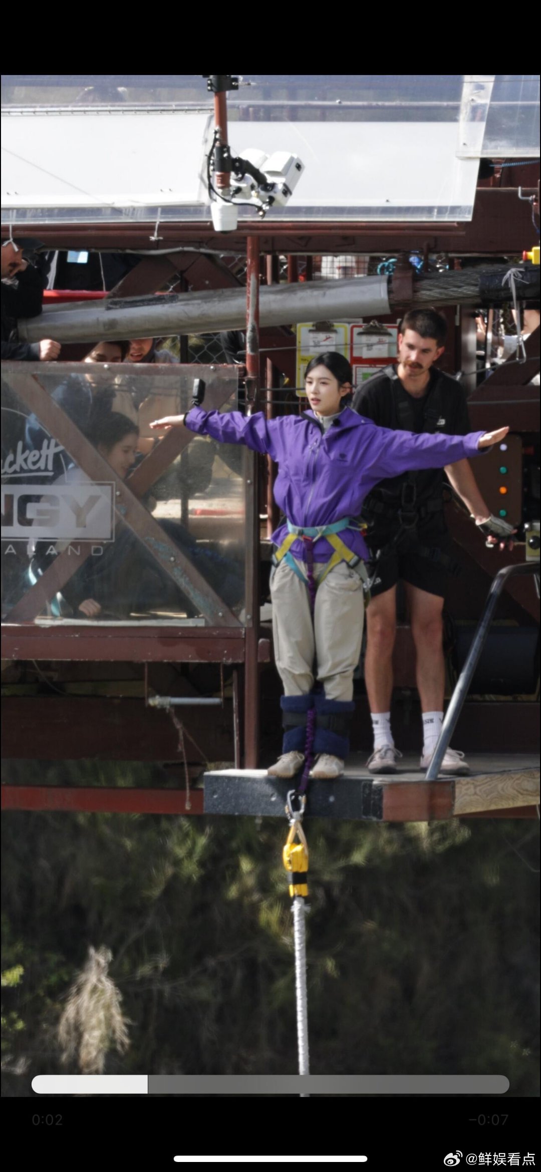 周也蹦极路透周也地球超新鲜蹦极路透来啦，好乖的也子！周也地球超新鲜蹦极路透