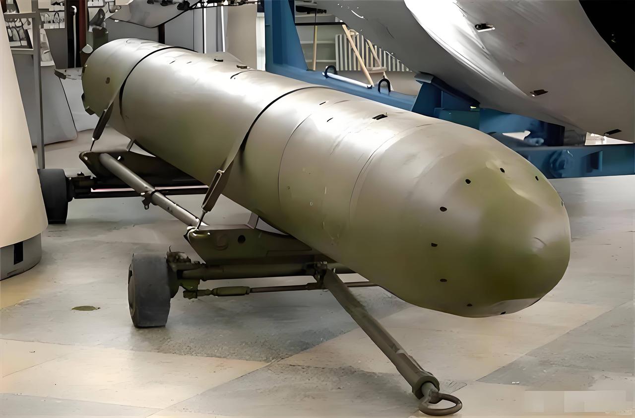 炸裂！中国石墨炸弹有多恐怖？一枚瘫痪整个日本，威力堪比核弹？近期，中国石墨炸弹