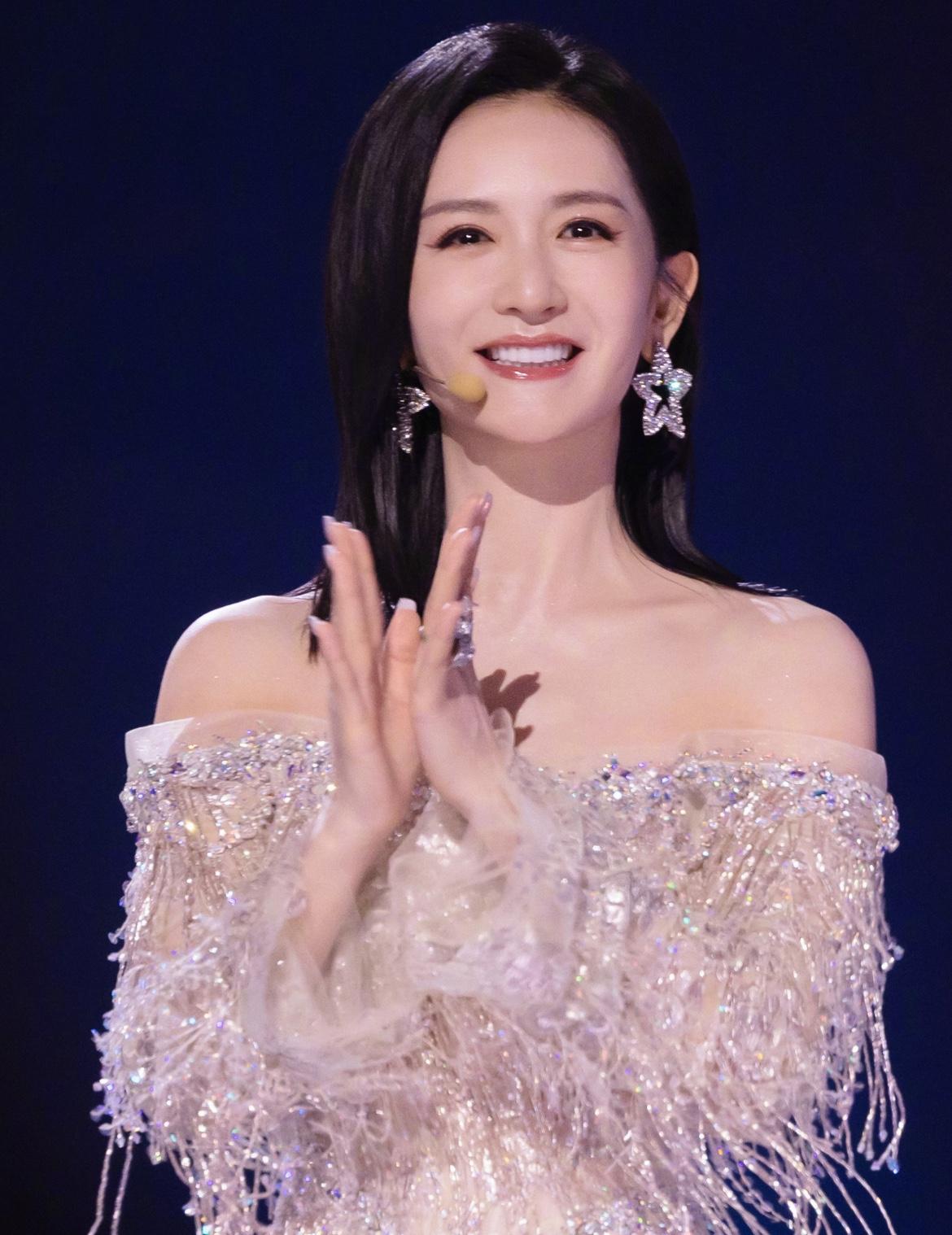 我好奇的问我闺蜜，谢娜开演唱会圆梦了就好，为啥还要开巡回演唱会？不料我闺蜜说：