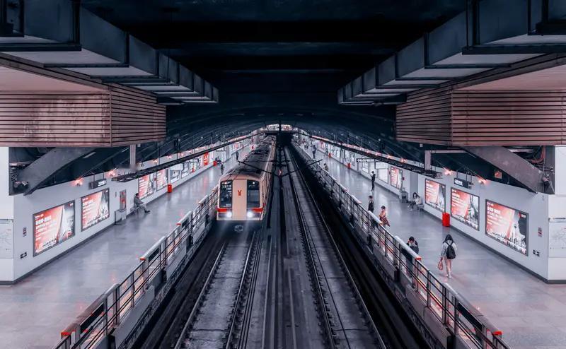 宁波地铁不吵不挤，换乘像逛商场。6条线跑得稳，7条线马上到。泽民站那条自动道