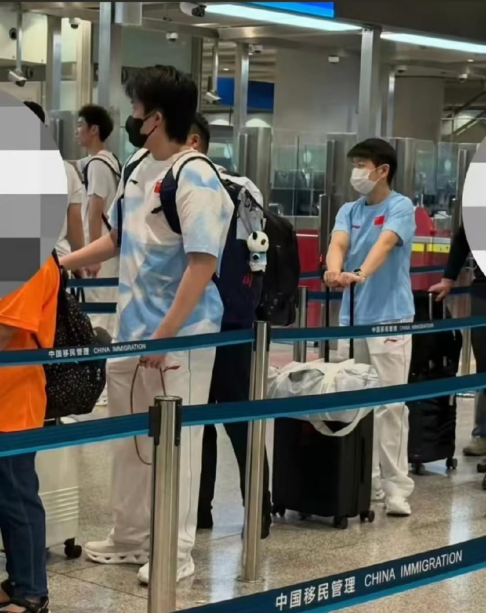 莎莎和楚钦热的脱掉了外套，原来莎莎真的是换行李箱了，这个行李箱是黑色的。莎莎和
