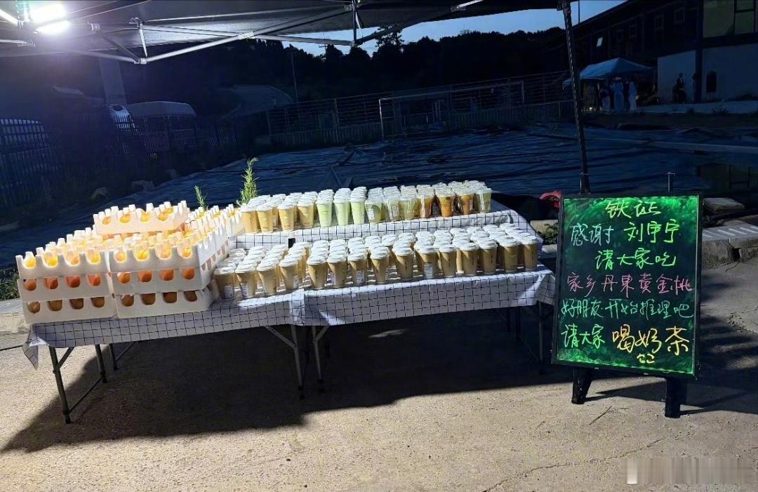 刘宇宁今天又在哪请客呢超大方的哥刘宇宁爱请客的帅气哥哥