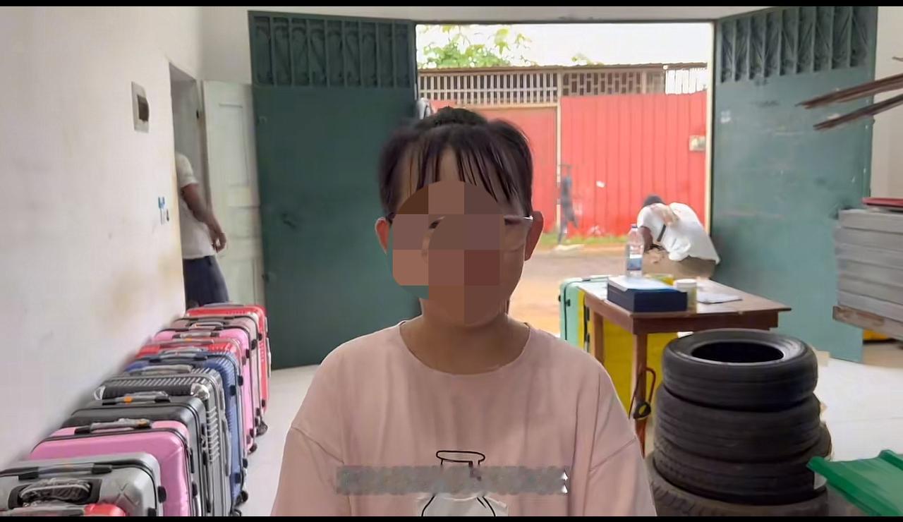 陕西一对夫妇在国内卷不动了，来非洲生活，开玩笑说女儿是这里最大的地主。这对夫