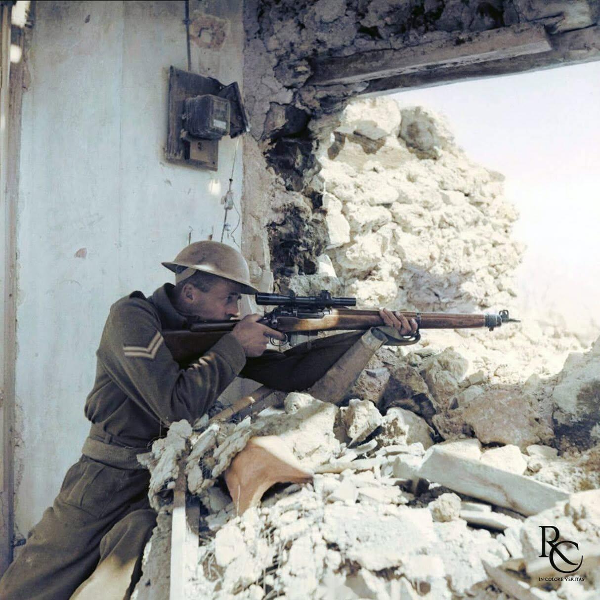 这张上色老照片拍摄于1944年3月26日意大利卡西诺，一名新西兰下士