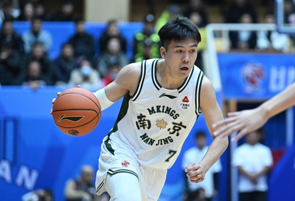 四川男篮这回是真的把家底都翻出来了。上赛季42场全败的队，面子上挂不住，里子也碎了一地。9月10号一