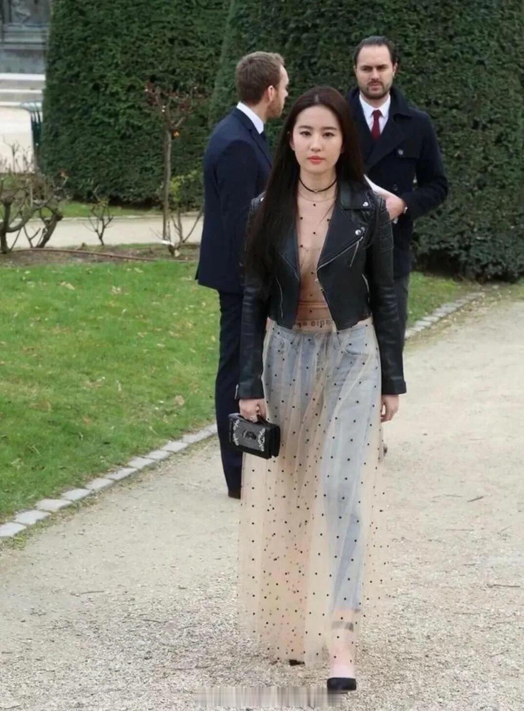 刘亦菲朱一龙聚餐智界车友聚会居然不叫我，这小黑皮夹克估计只有神仙姐姐能hold住