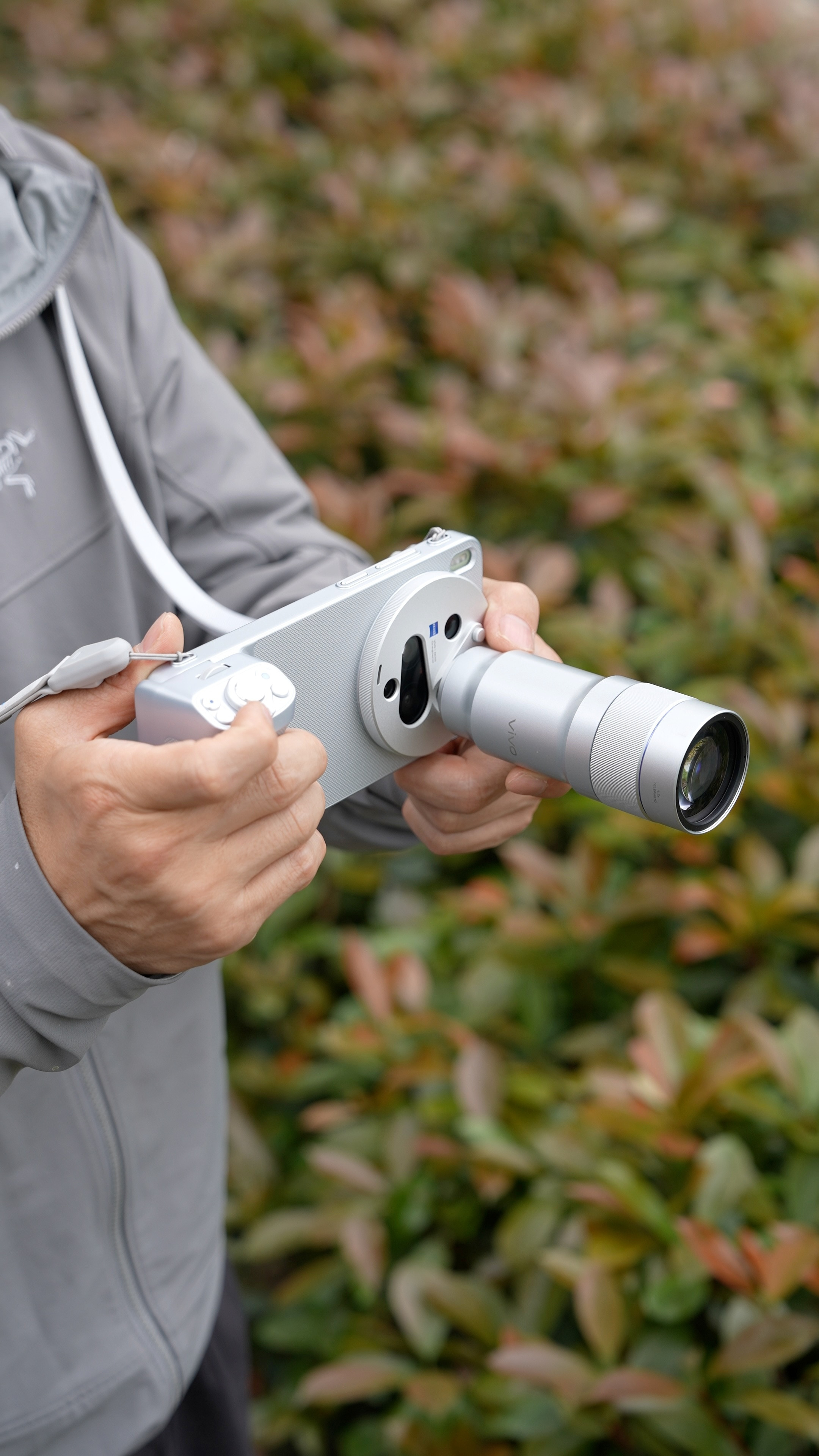 X300Ultra的400mm光学增距境对比相机的400-800mm镜头，相机