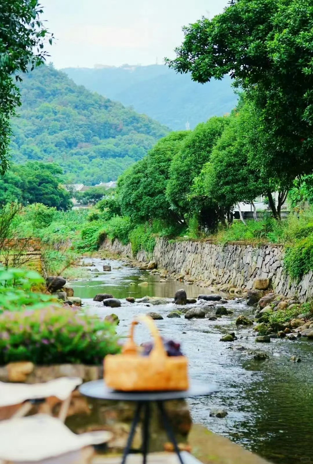 乡村玩水成逃离城市高温的出游方式炎炎夏日，乡村玩水成为城市人避暑新宠。溯溪、漂流