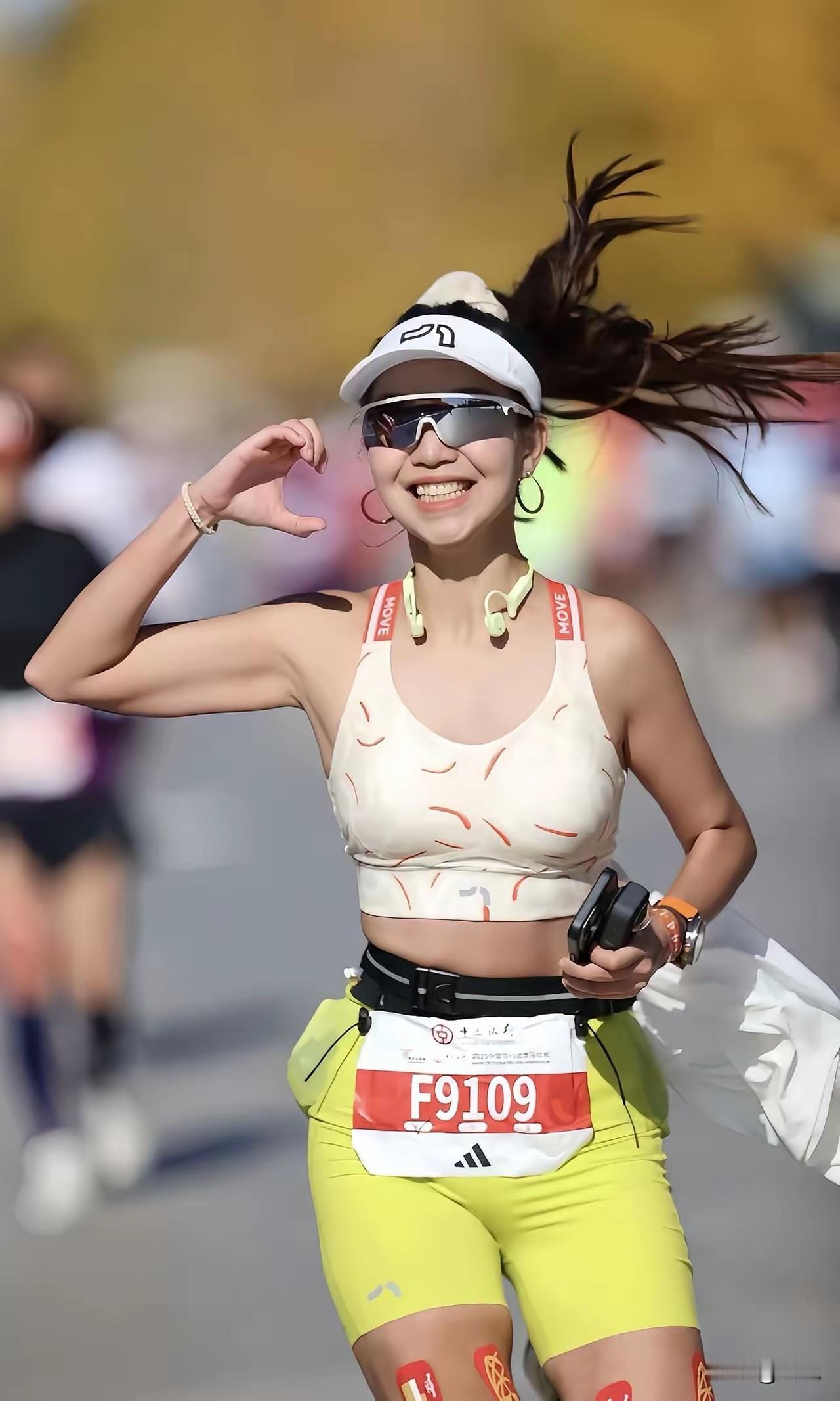 你们有在马拉松比赛中，遇到这个显眼包吗[呲牙笑]