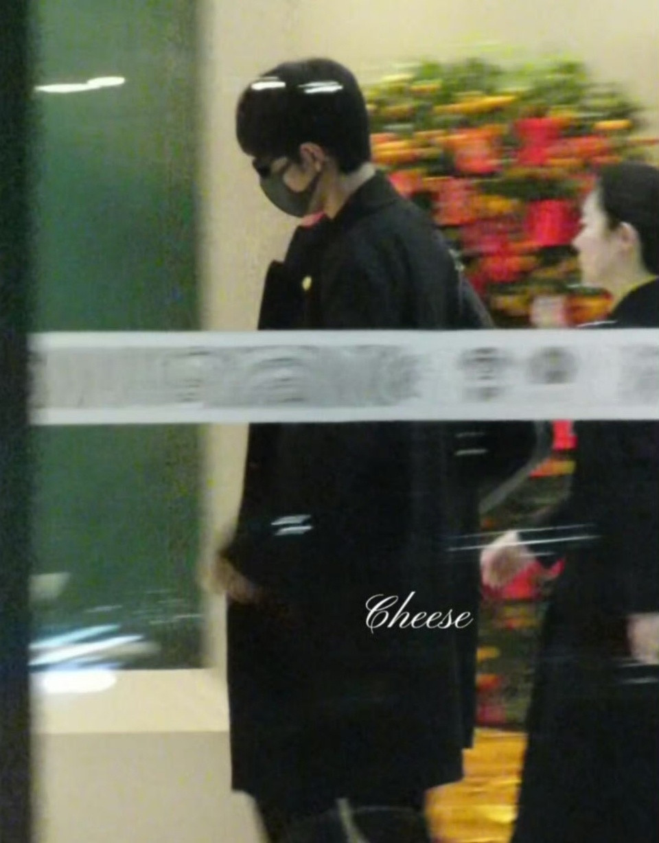 肖战出发米兰机场快步走肖战顺毛小狗出国肖战出发米兰！！！肖战