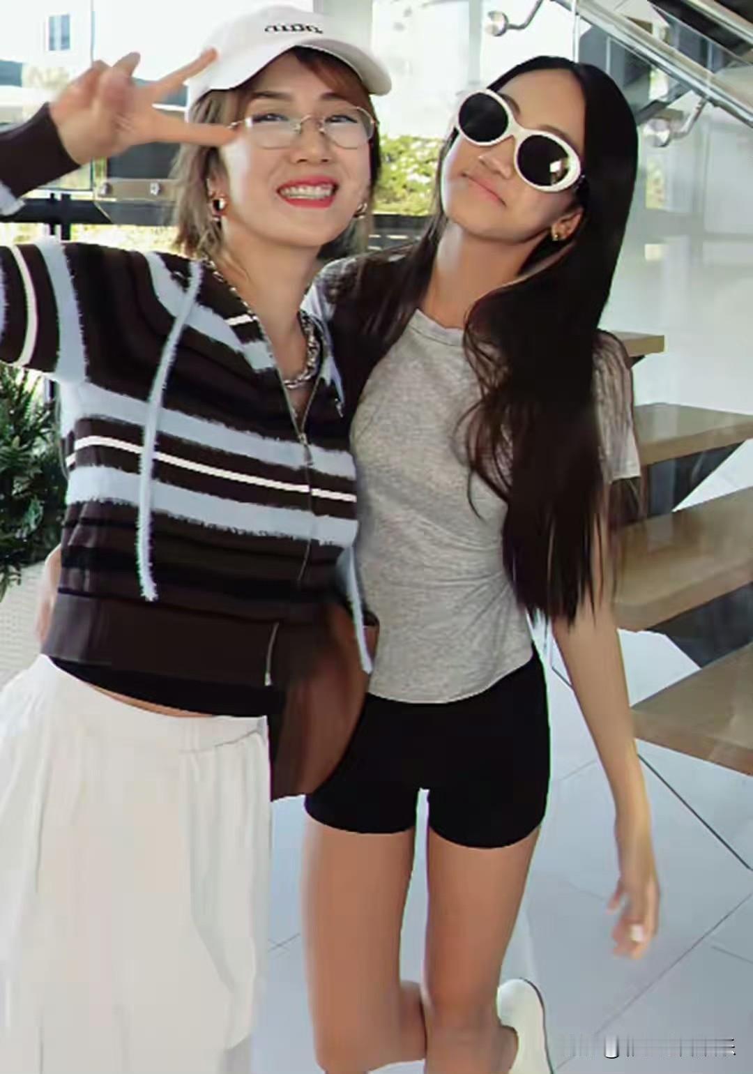 李念女儿正面照曝光，鼻子塌嘴巴大和她爸一模一样，母女俩像姐妹一样。李念女儿才