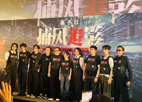 今天梁家辉和成龙还有张子枫以及此沙一起在北京宣传新片，几位都穿了黑色的衣服，也都