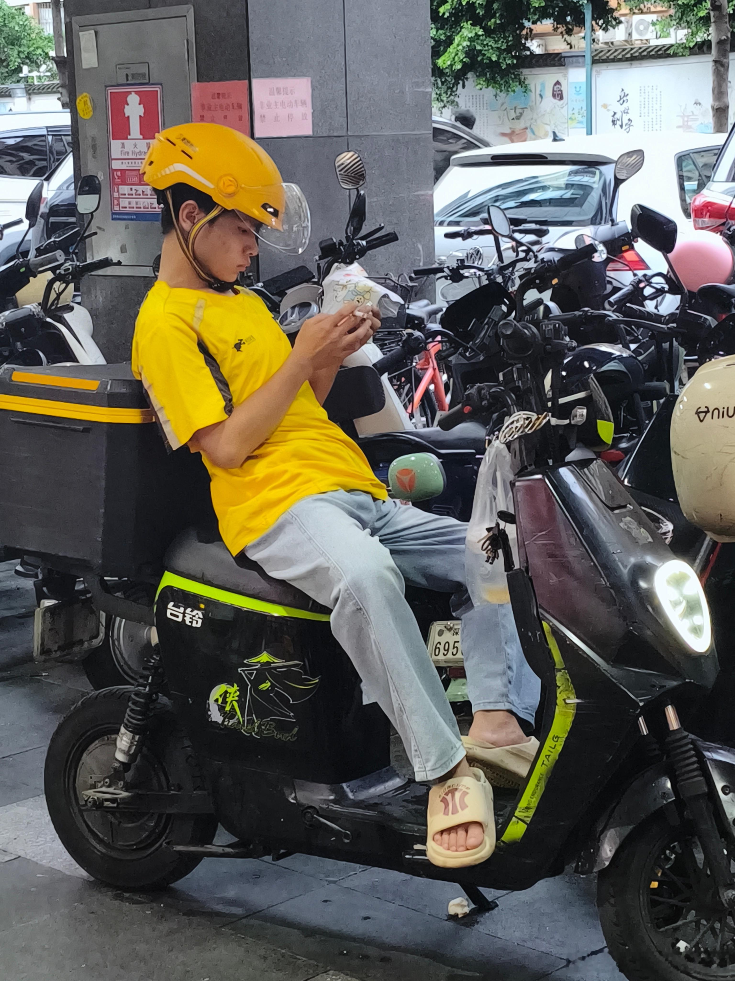 少年的目光离不开小小的手机📱