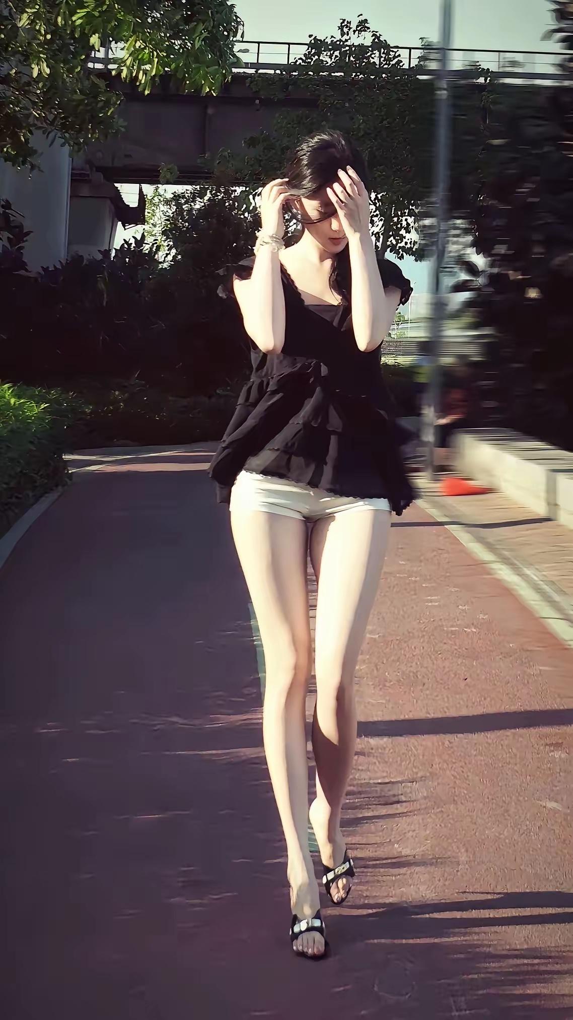 经济学家通过研究发现，越是经济不景气，女人们的裙子就越短，越是经济萧条，有的行业