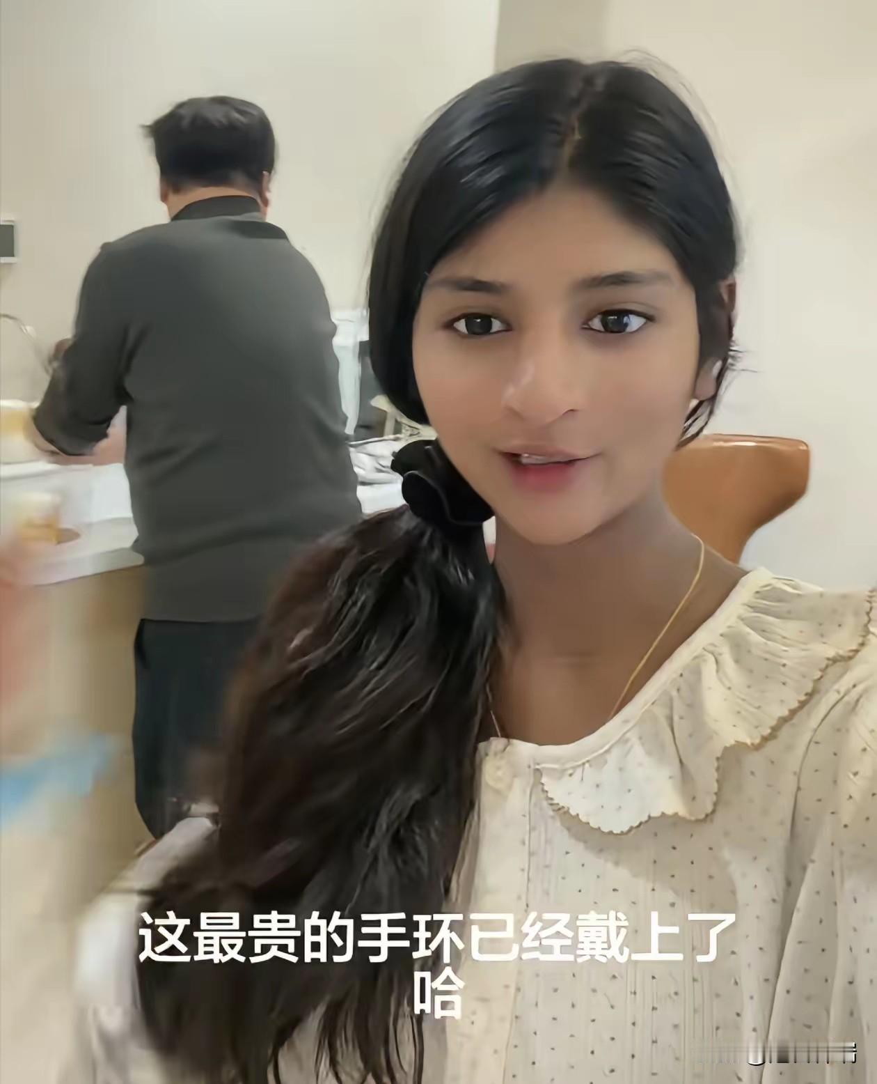 河南夫妇24年前巴基斯坦捡到黑人弃婴，如今她成192万粉丝网红，开口地道河南话：