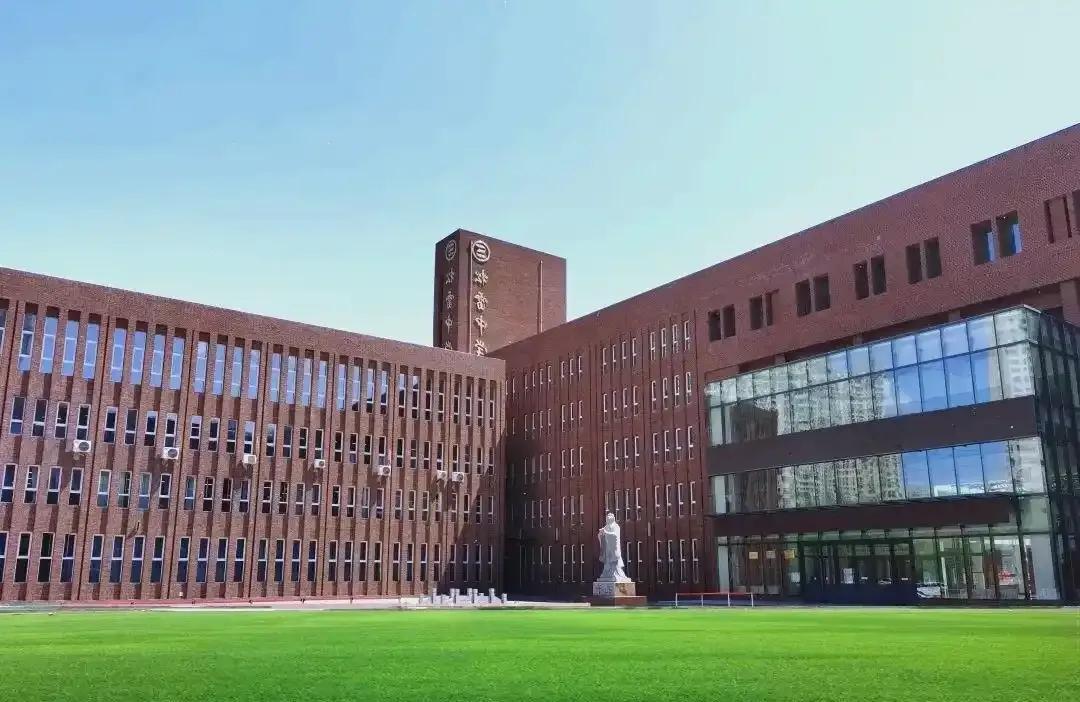 “双减落地”学校执行“5+2”课后服务/理由是家长没有时间接孩子，谁在撒谎首先