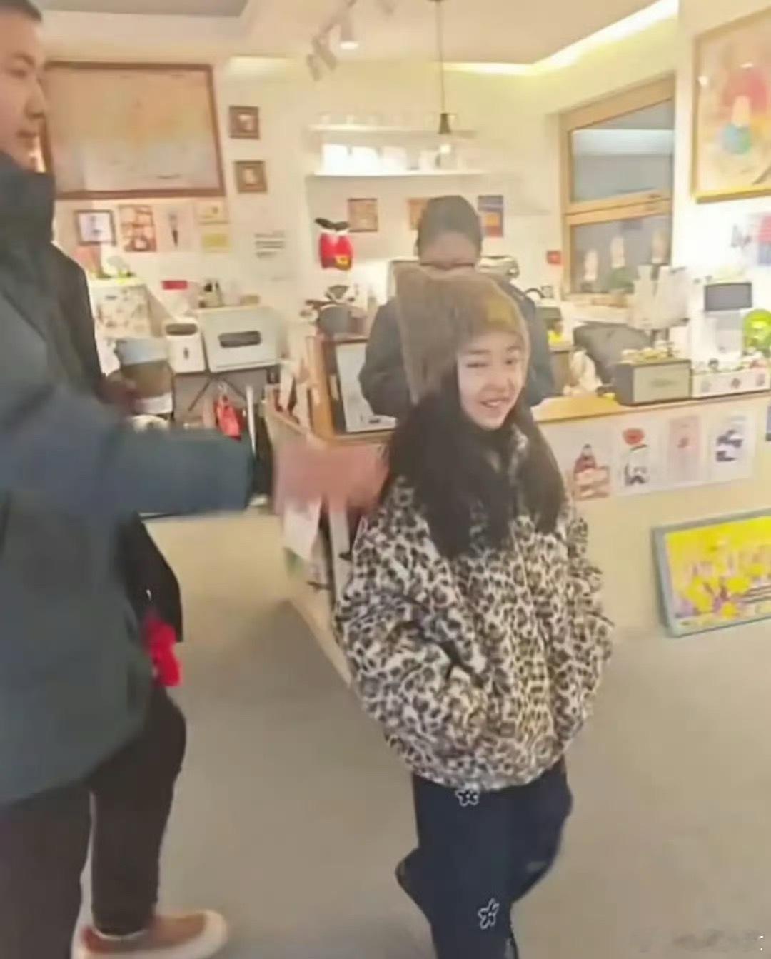 小酒窝去天津找亲爸了小酒窝去天津找爸爸玩，高云翔打赌输了在商场当众跳舞，动作笨拙