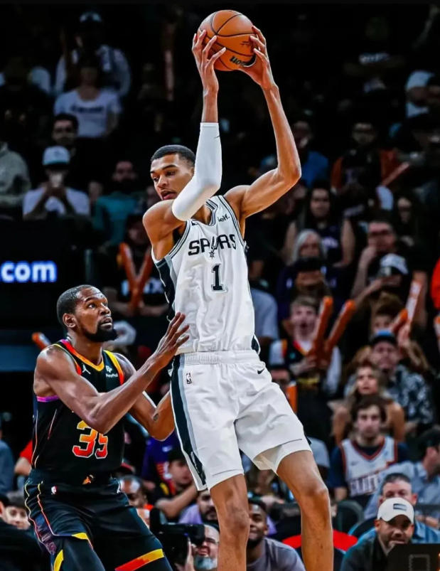 有个疑问，就是文班为什么不练勾手？第一赛季看文班几场球后，第一反应就是贾巴尔