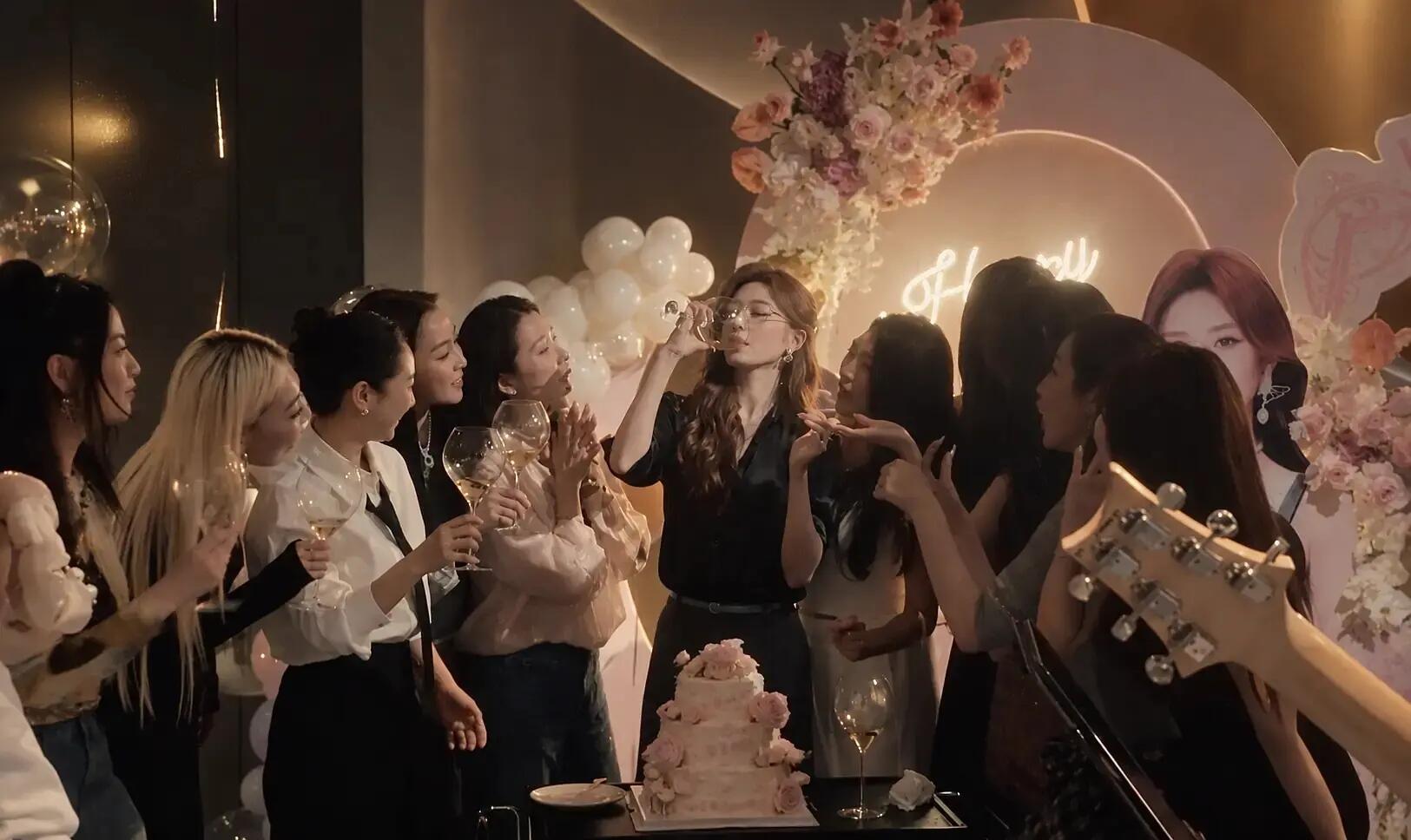 一旁的淡淡完全看入迷了哈哈哈哈张月生日会神图张月生日会合照​​​