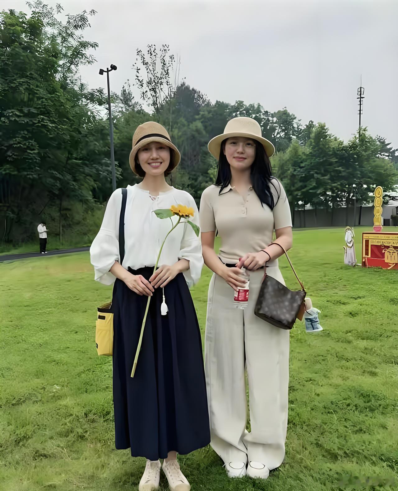 49岁袁泉素颜参加婚礼，朴素打扮却碾压全场，中年高级感是舒适。