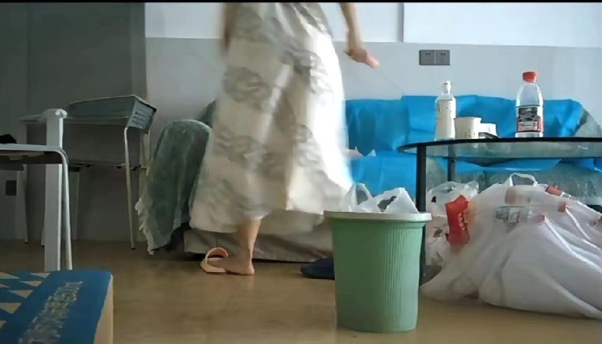 祖曾桃色瓜，别只顾着看人，有3个疑问:1、地点是哪？看环境，有沙发、垃圾桶、茶