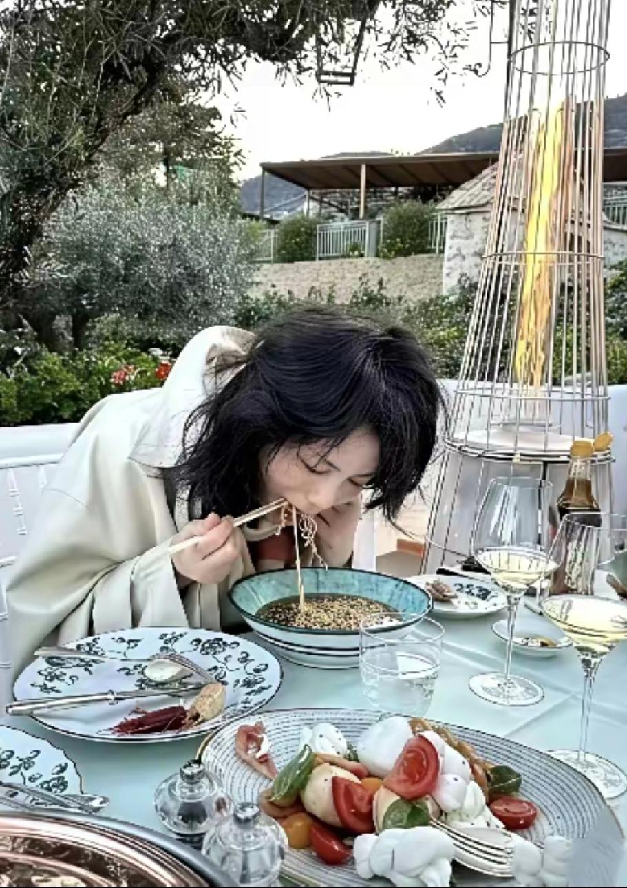 岁月不败真性情！王菲最新近照，接地气模样一如当年刷到王菲在意大利吃早餐的